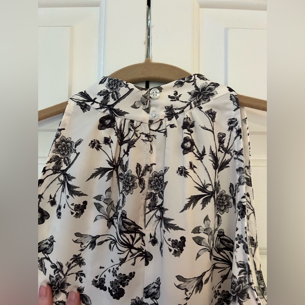 Violets & Roses Black and White Floral Sleeveless Blouse NWT Size L - Picture 7 of 8